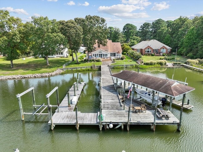 Building Photo - Call Linda 804-642-2106 or linda@vacosold.com