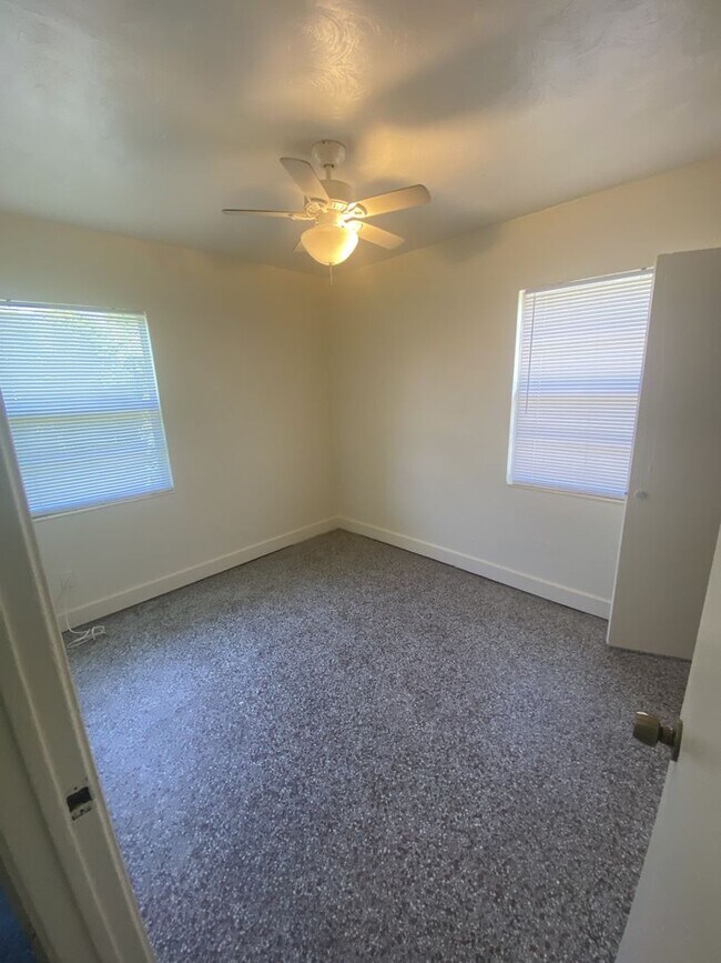Foto del edificio - 2 bed 1 Bath Leesburg