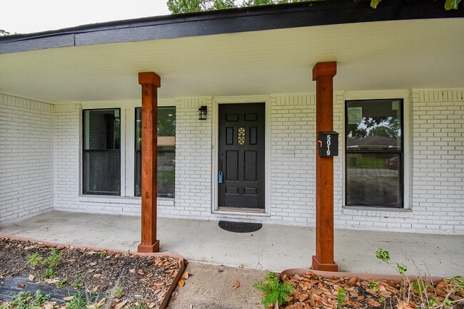 Foto del edificio - 5019 Stillbrooke Dr