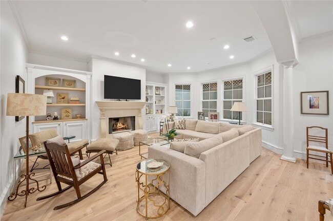 Building Photo - 1235 Wynden Oaks Garden Dr