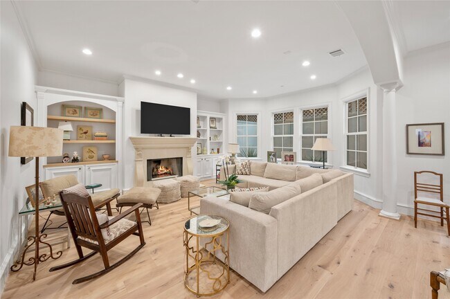 Foto del edificio - 1235 Wynden Oaks Garden Dr