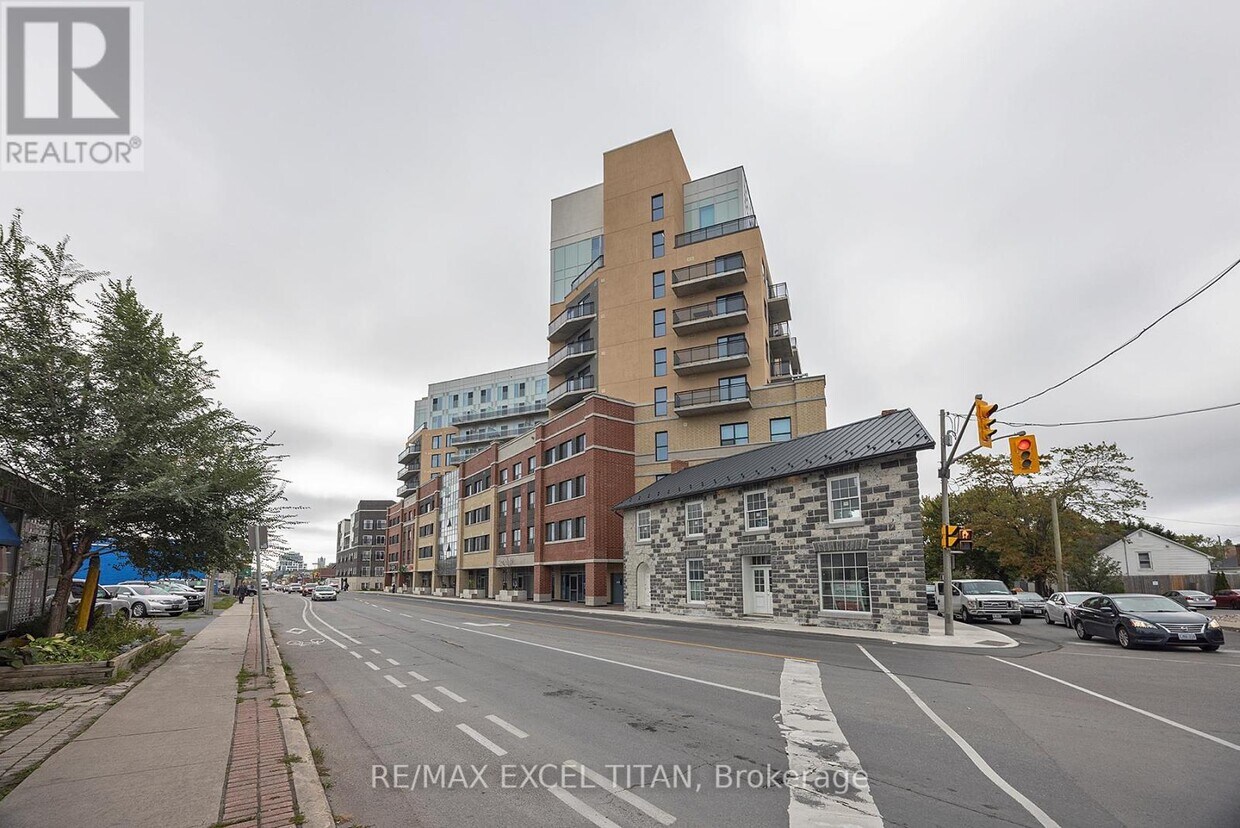Primary Photo - 652-652 Princess St