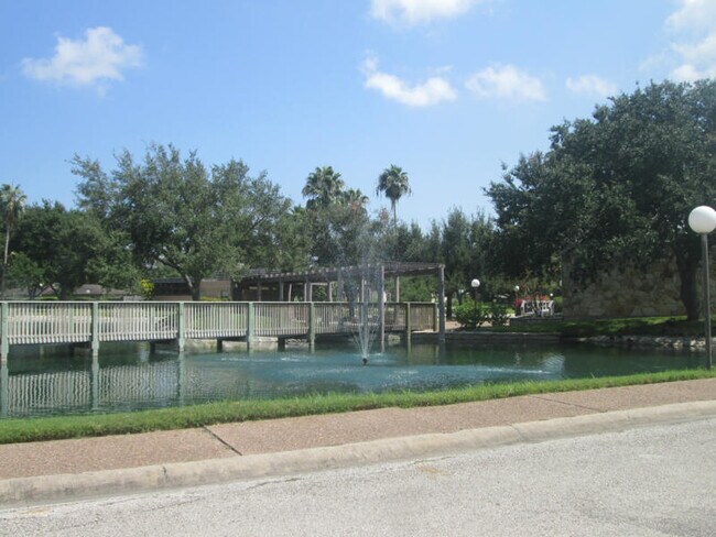 Foto del edificio - 68 Lake Shore Dr