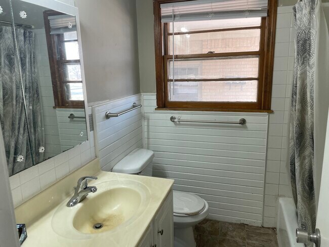 Foto del edificio - 3215 S Mount Carmel Ave