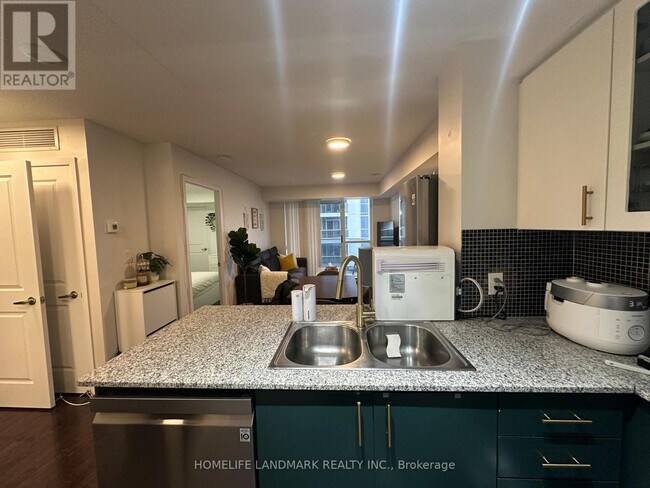 Building Photo - 5793 Yonge St