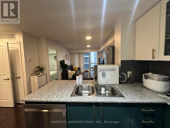 Photo du bâtiment - 5793 Yonge St