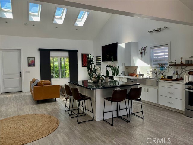 Building Photo - 660 Las Lomas Ave