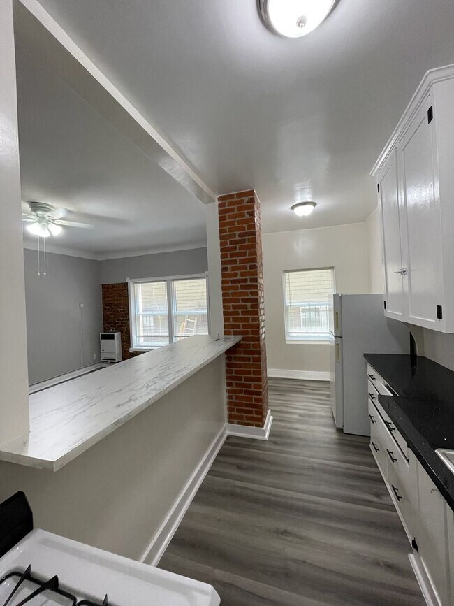 Foto del edificio - STUDIO $1495 LOS FELIZ HARDWOODS EXPOSED B...