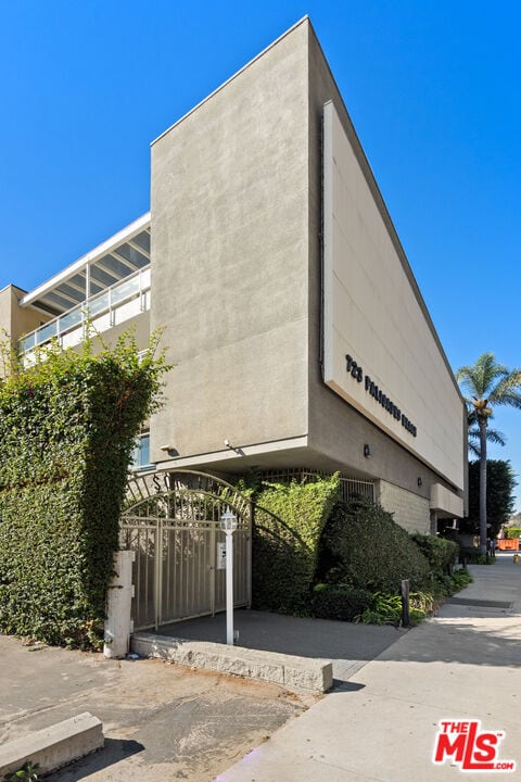Building Photo - 723 Palisades Beach Rd