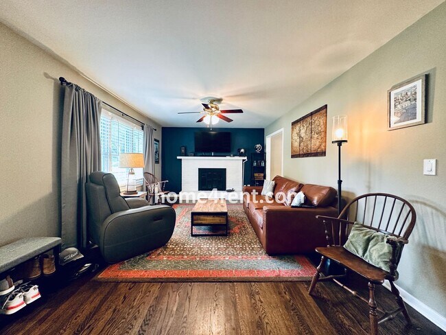 Foto del edificio - Beautiful Overland Park Home w/ Wood Floor...