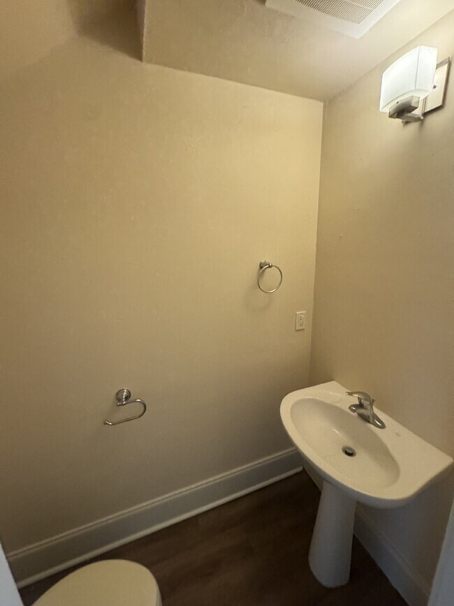 Foto del edificio - Huge 3-bedroom 2.5-Bathroom Condo Near parks and restaurants