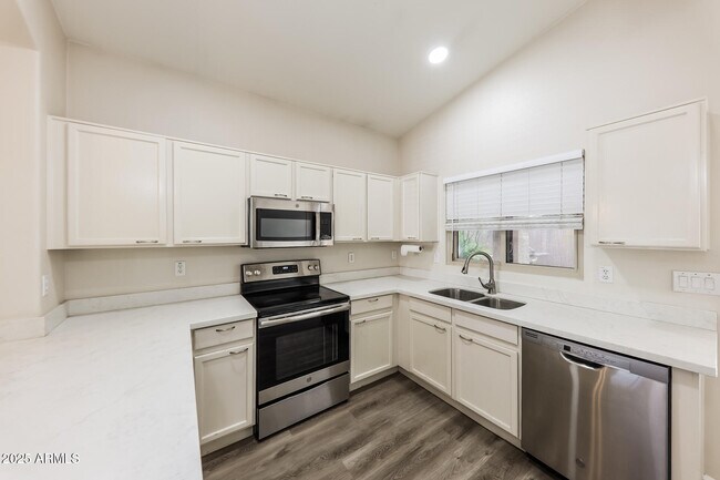 Foto del edificio - 2723 S 156th Dr