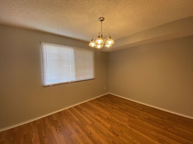 Building Photo - Over 2,800 sq ft One Story in Glendale!