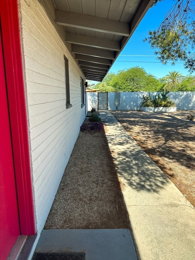 Building Photo - 2770 N Forgeus Ave