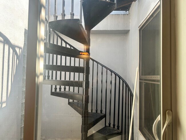 Foto del edificio - OPEN HOUSE 07-24-26 3PM Beautiful Bi-level Condo with Amazing Roof Top Deck