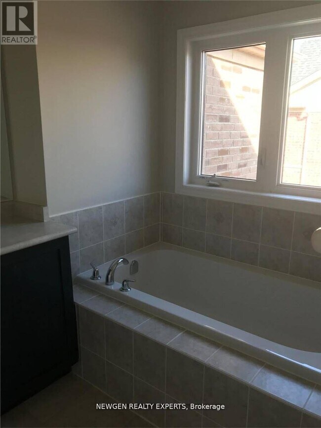 Photo du bâtiment - 37 Military Cres