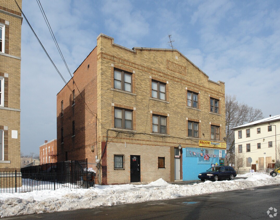 Primary Photo - 135 Brook St