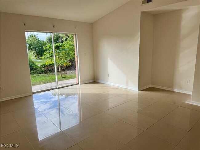 Foto del edificio - 10743 Robinson St