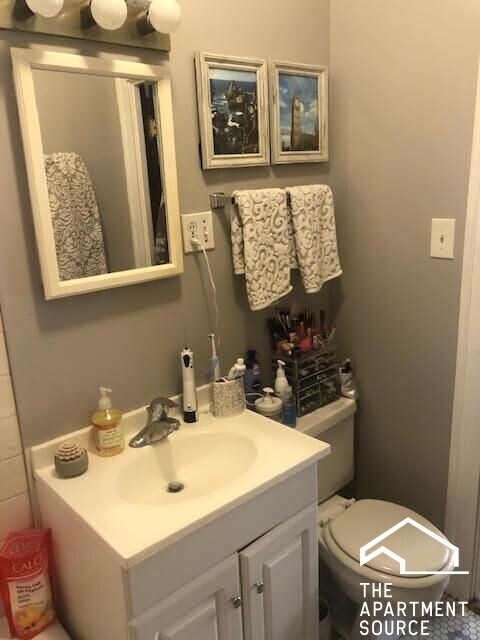 Building Photo - 1335 W Carmen Ave