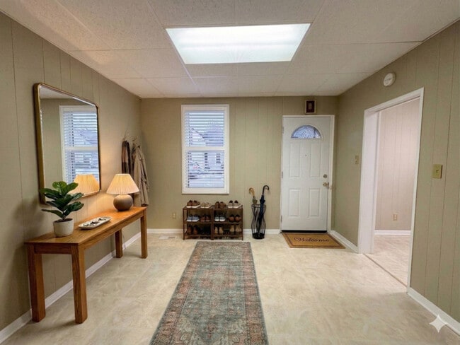 Building Photo - 70 Poulette St