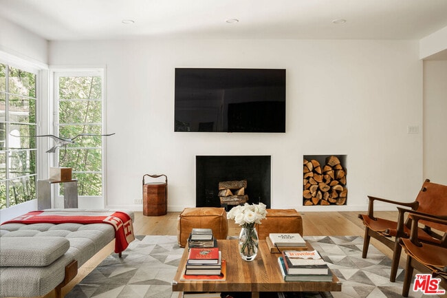 Foto del edificio - 2410 Nichols Canyon Rd