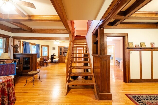 Building Photo - 2 BED / 2.5 BATH HOUSE CLOSE TO UIUC W/ WO...