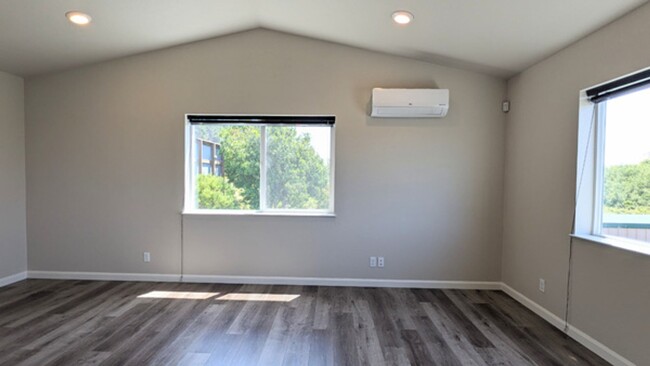 Building Photo - Modern duplex with private access