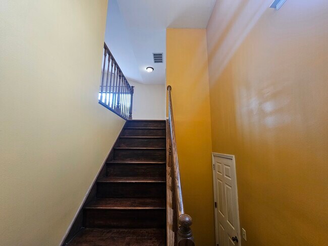 Building Photo - 925 Ridgefield Ln
