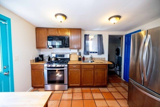 Foto del edificio - Modern Comfort with Fireplace & Yard | 2BR...