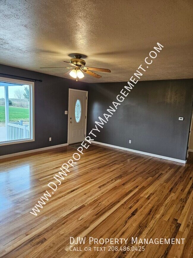 Foto del edificio - 7196 Edna Ln