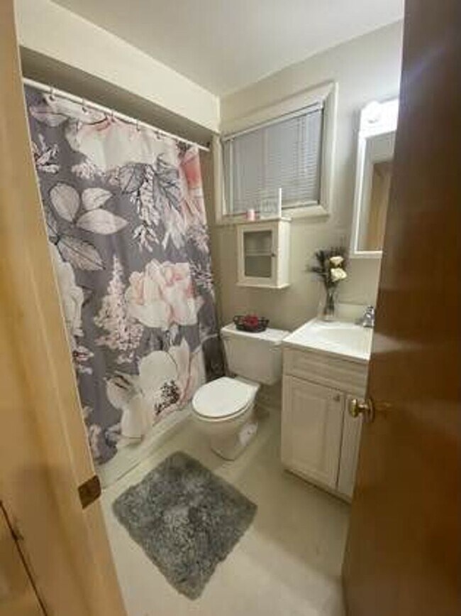 Building Photo - 3 Bed 1 Bath Detached House in Lebanon