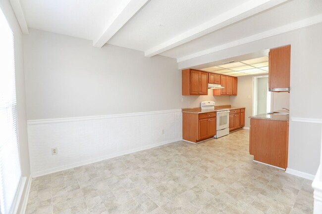 Foto del edificio - Spacious 3 bed/2.5 bath townhome in VB!