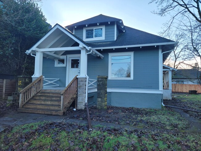 Building Photo - Don’t Miss This! Spacious 2 Bed, 2 Bath in North Portland