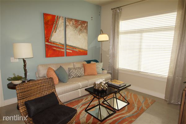 Foto principal - 1010 E 10th St