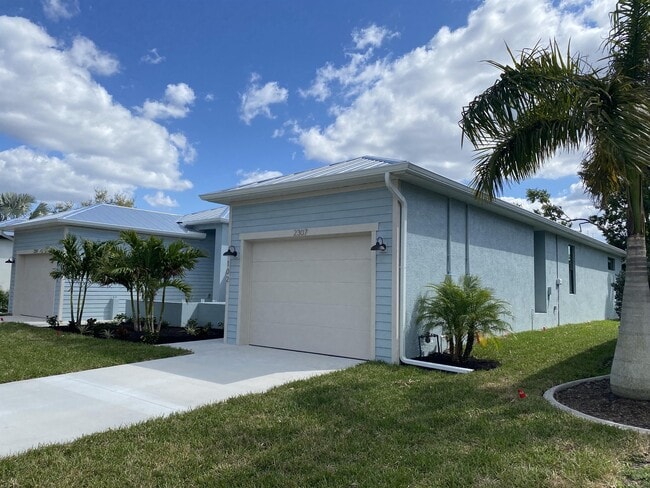 Building Photo - 2307 Magdalina Dr