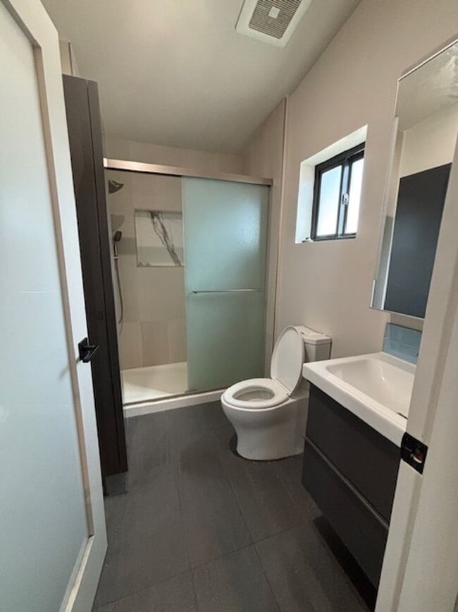 Building Photo - 1 Bed 1 Bath in North Hills Available Now