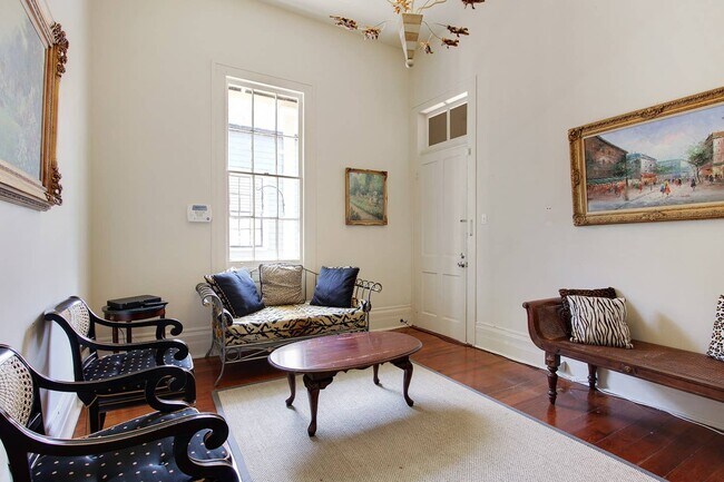 Sala de estar con TV por cable - 5221 Magazine St