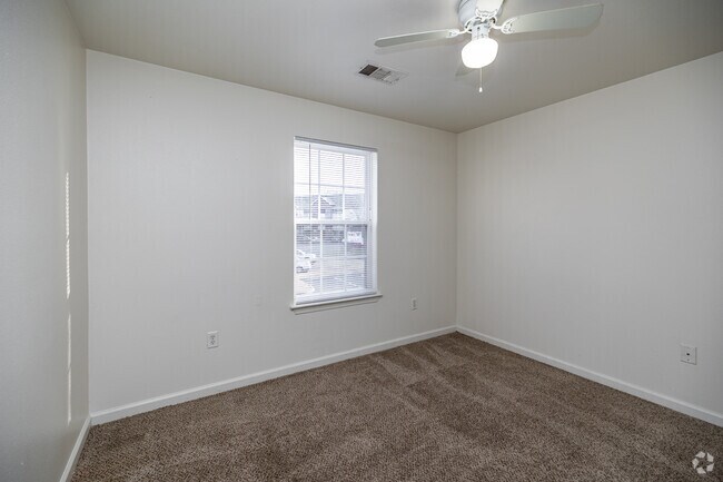 3 habitaciones, 2 baños - 1452 pies cuadrados - Tercer dormitorio - Oak Crest Apartments