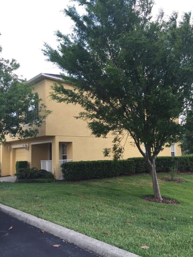 Building Photo - OVIEDO/UCF RENTAL-Fresh paint! Inviting 2 story 3 bd 2.5 bath townhouse located in Hawthorne Glen...