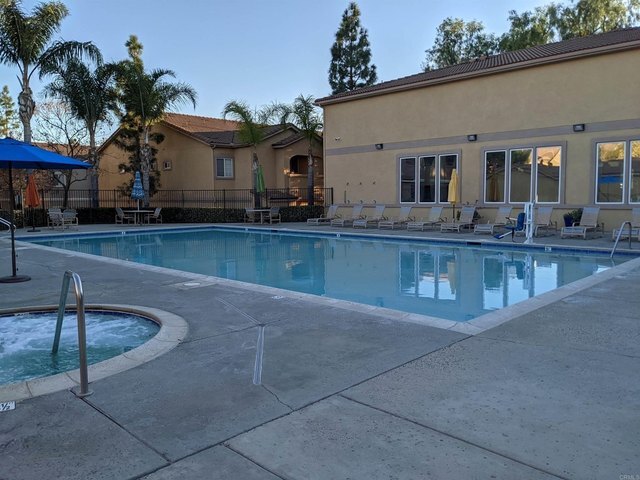 pool jacuzzi - 41410 Juniper St