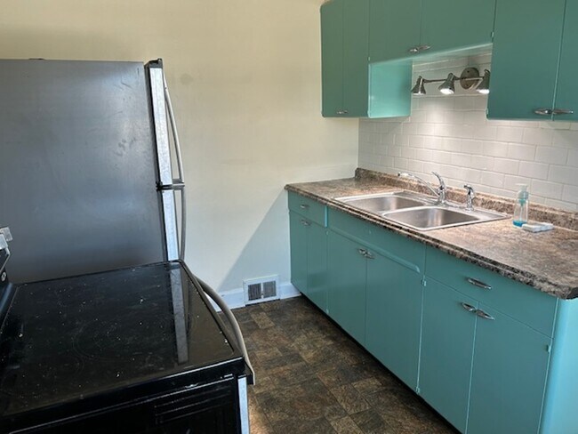 Kitchen - 801 Perennial Dr