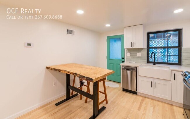 Building Photo - Three Bed Washington Sq West Trinity Style...