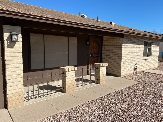 Building Photo - 3/2 sfh 2 car garage, huge yard 35th Ave &...