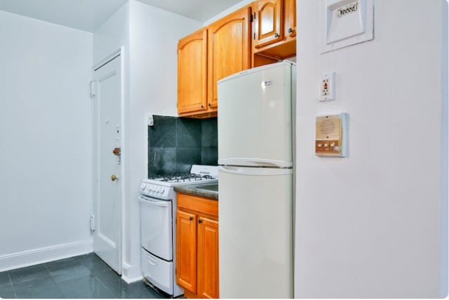 Building Photo - 156 E 85th St
