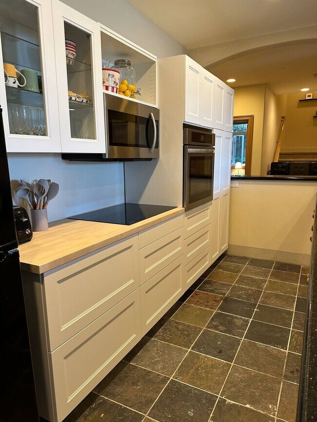 Building Photo - Lakefront 2000asf fully furnished short te...