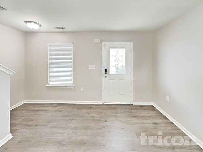 Foto del edificio - 311 Lind Point Ln