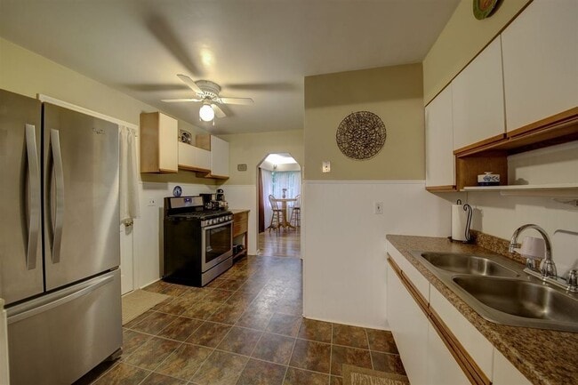 Building Photo - 31 E Lakeside Ave