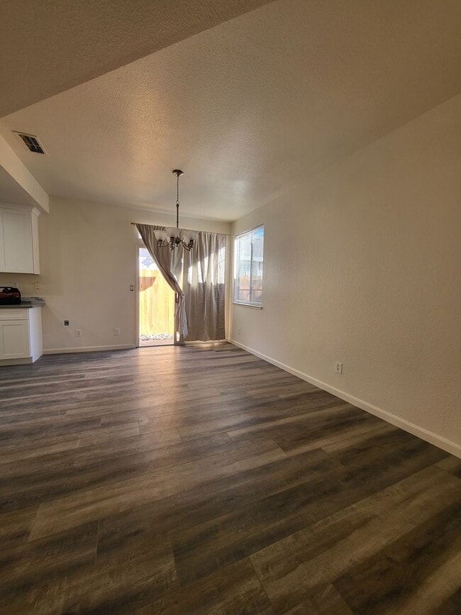 Building Photo - Great Location! 3BD and 2BA