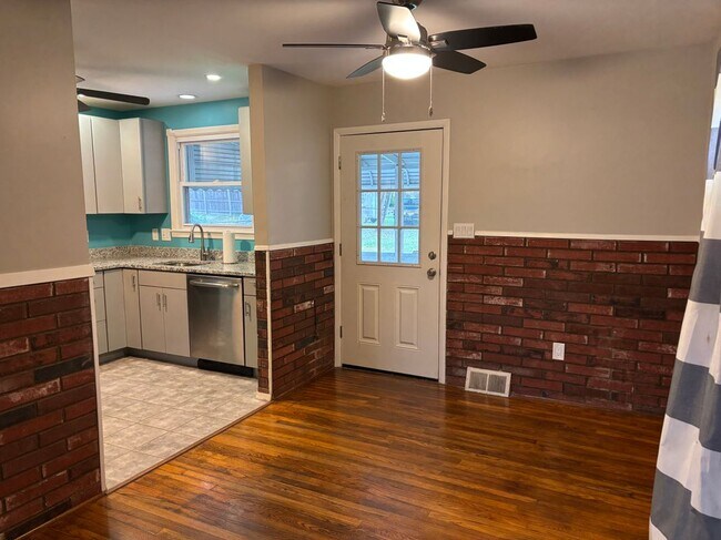 Foto del edificio - 9702 Oakdale Ave