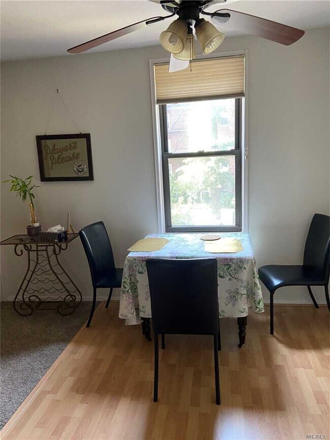 Foto del edificio - 43-25 Douglaston Pkwy